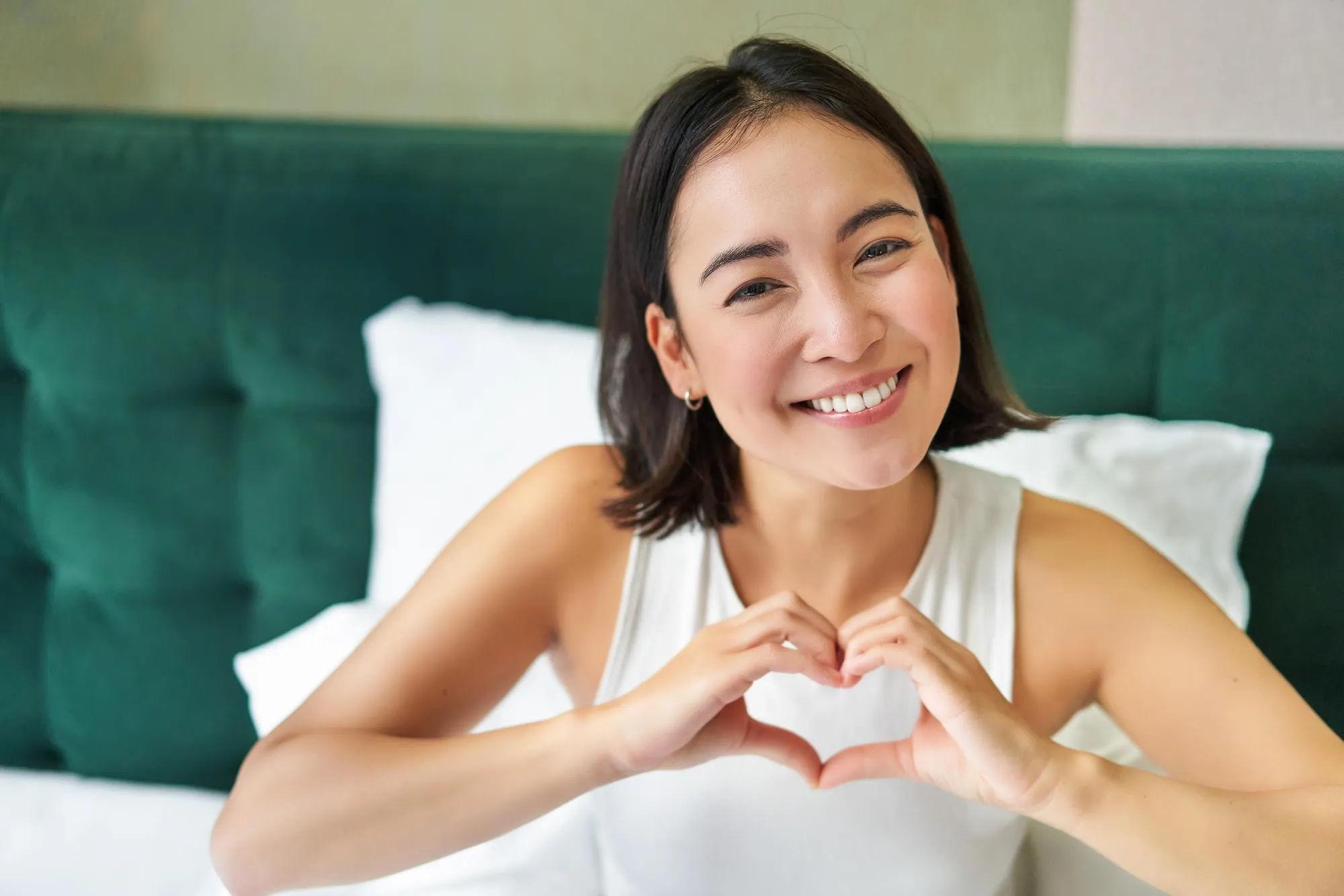 水素ボトルと笑顔の女性